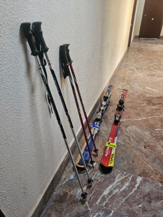 Pareja de esquís con bastones