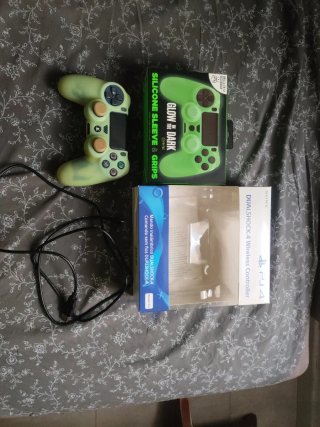Mando PS4 Azul Medianoche + Funda Neón Verde