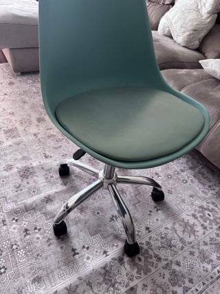 Silla de escritorio con ruedas.