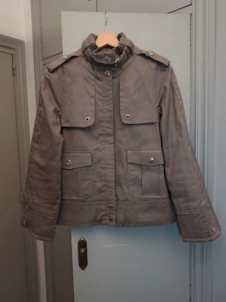 Chaqueta gris cuello alto con forro de Zara