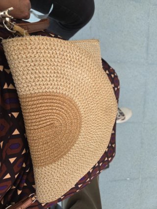 Bolso de rafia beige y marrón