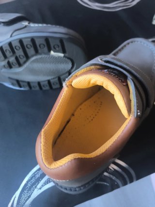 Zapatos de caballero grises