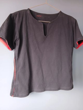 Camiseta Elástica gris.