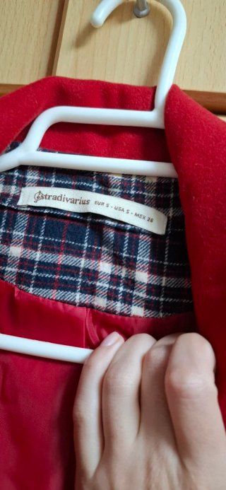 Chaqueta roja. Falta un boton de la capucha