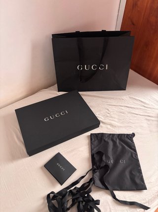 Caja y bolsa Gucci negra