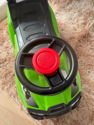 Coche de juguete para niño verde