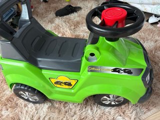 Coche de juguete para niño verde