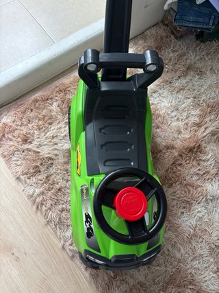 Coche de juguete para niño verde