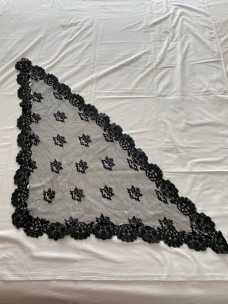 Mantilla triangular encaje negro