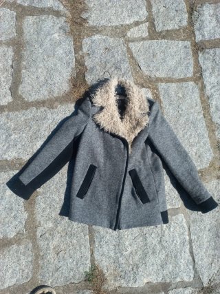 Abrigo borrego gris y negro de paño.