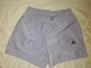 Pantalón corto Adidas gris