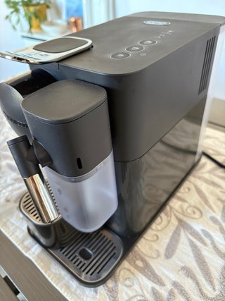 Cafetera Nespresso De'Longhi Lattissima Negra