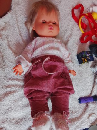 Muñeca bebé con ropa rosa
