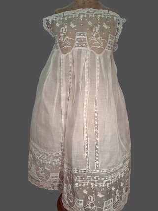 Vestido de niña de encaje blanco