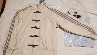Chaqueta Adidas estilo chino beige