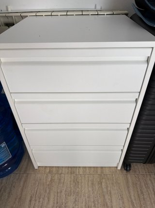 Cómoda blanca de madera