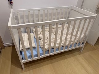 Cuna bebé blanca de Ikea
