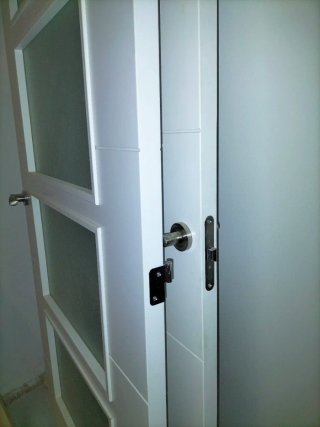 2 Puertas de Madera con Cristal 1 solo madera.
