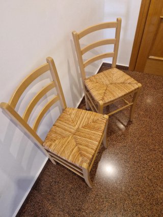 Juego de 2 sillas de madera y enea