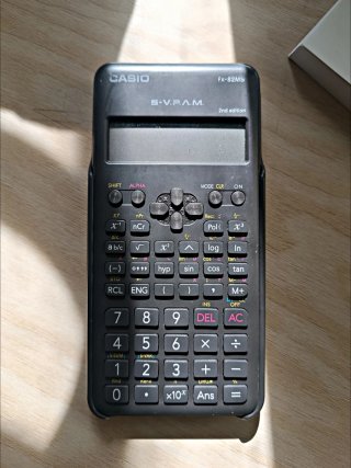 Calculadora Casio fx-82MS con Tapa