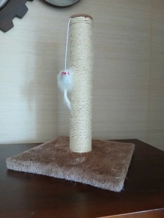 Rascador para gatos con ratón colgante