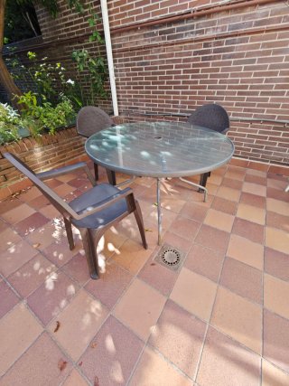 Mesa y 3 Sillas de Jardín