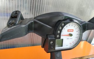 Cuentakilómetros y Araña Derbi GPR 125cc 2T