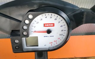 Cuentakilómetros y Araña Derbi GPR 125cc 2T
