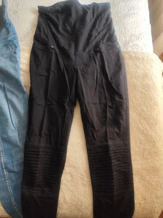Pantalones premamá negros y vaqueros