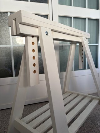 Caballete de madera blanco