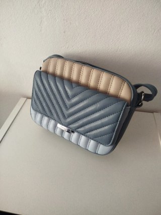 Bolso bandolera beige y azul