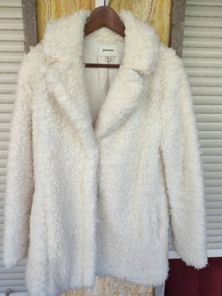 Chaquetón de pelo blanco Stradivarius
