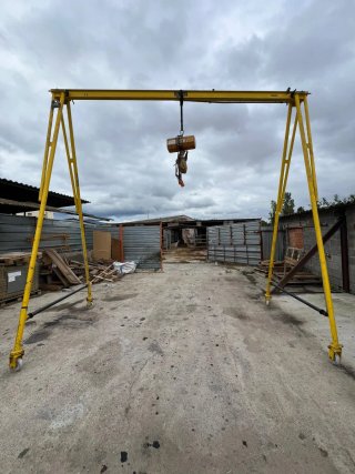 Puente grúa amarillo con polipasto