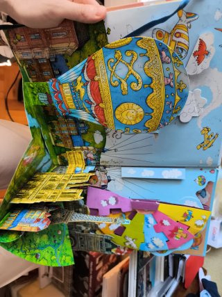 LIBROS-POP-UP EL PASEO EN GLOBO
