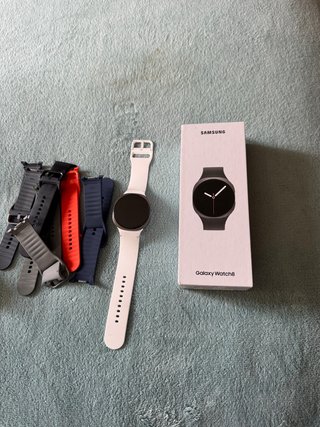 Samsung Galaxy Watch 8 con correas
