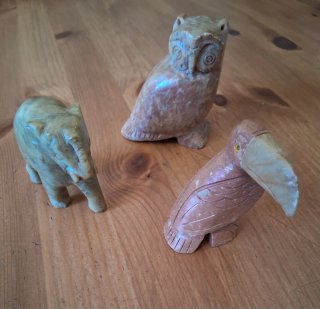 Figuras de piedra talladas a mano