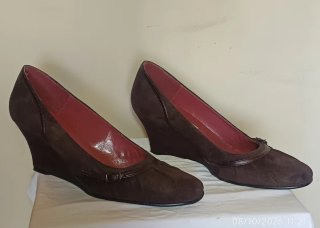 Zapatos de cuña Prestigio en ante marrón