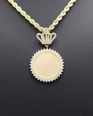 COLGANTE CHAPA REDONDO CON CIRCONITAS. Oro 18k.