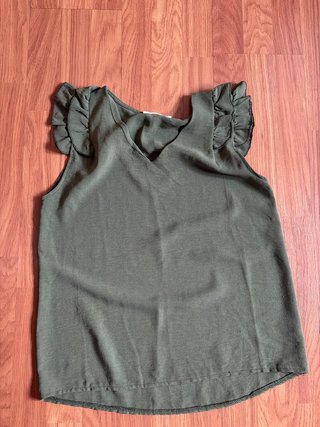 Blusa verde militar con volantes