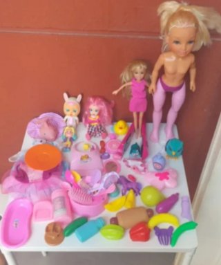 Lote de muñecas y accesorios
