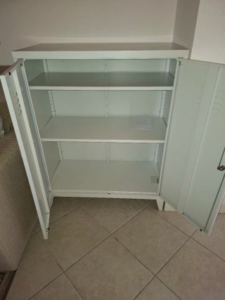 Armadietto in metallo bianco
