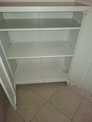 Armadietto in metallo bianco
