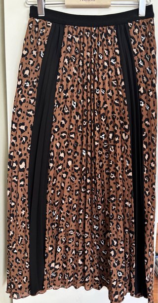 Falda midi plisada estampado leopardo