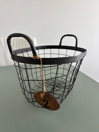 Cesta de alambre con etiqueta de madera