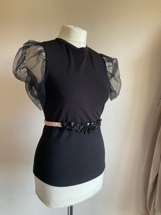 Camiseta Negra con Mangas de Tul