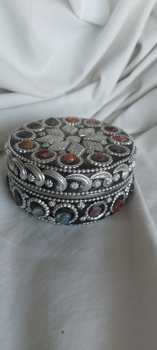 Caja redonda artesanal plata piedras