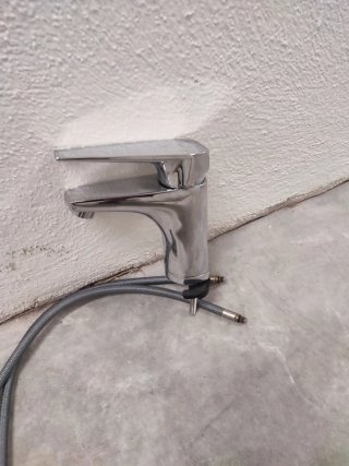 Grifo de lavabo metálico plateado