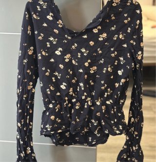 Blusa floral negra manga larga
