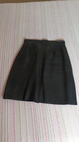 Falda de piel negra
