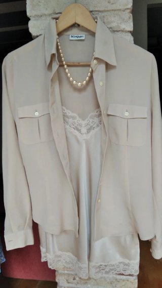 Camisa en tejido suave beige con bolsillos. T. 40